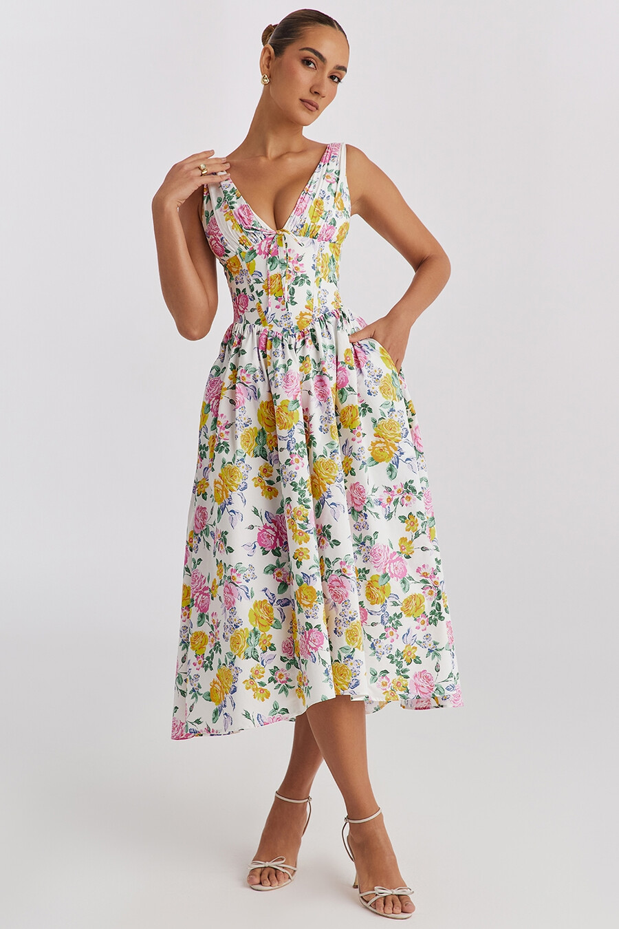 weißes baumwoll-korsettkleid mit vintage-rosenmuster