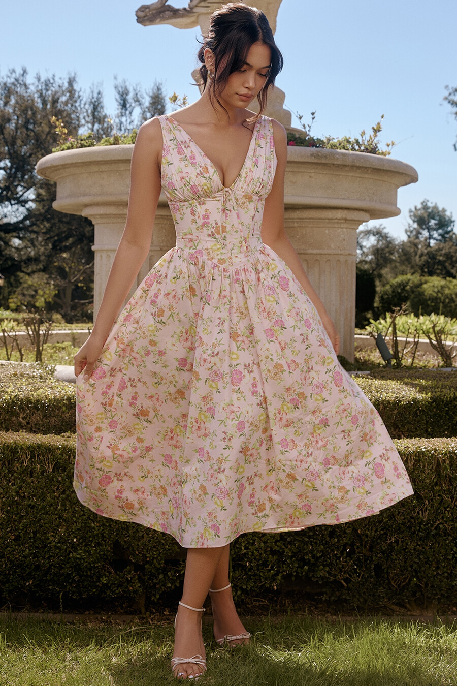 sommerkleid aus baumwolle mit rosa wiesenmuster und korsett-set