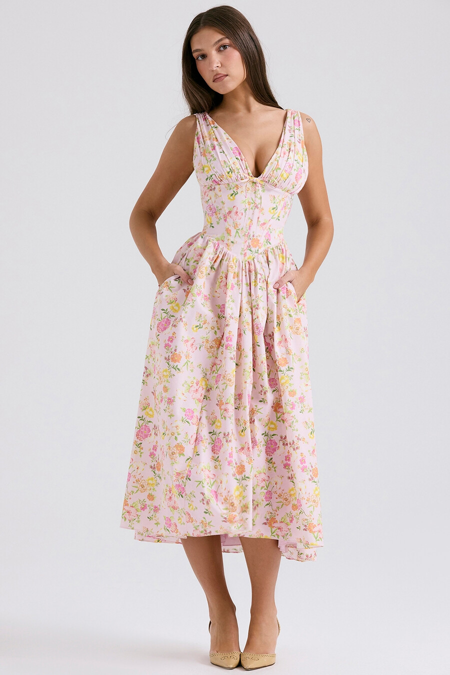 sommerkleid aus baumwolle mit rosa wiesenmuster und korsett-set