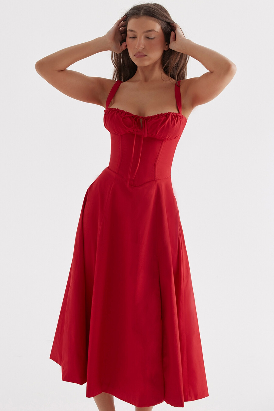 rotes rosen-bustier-sommerkleid