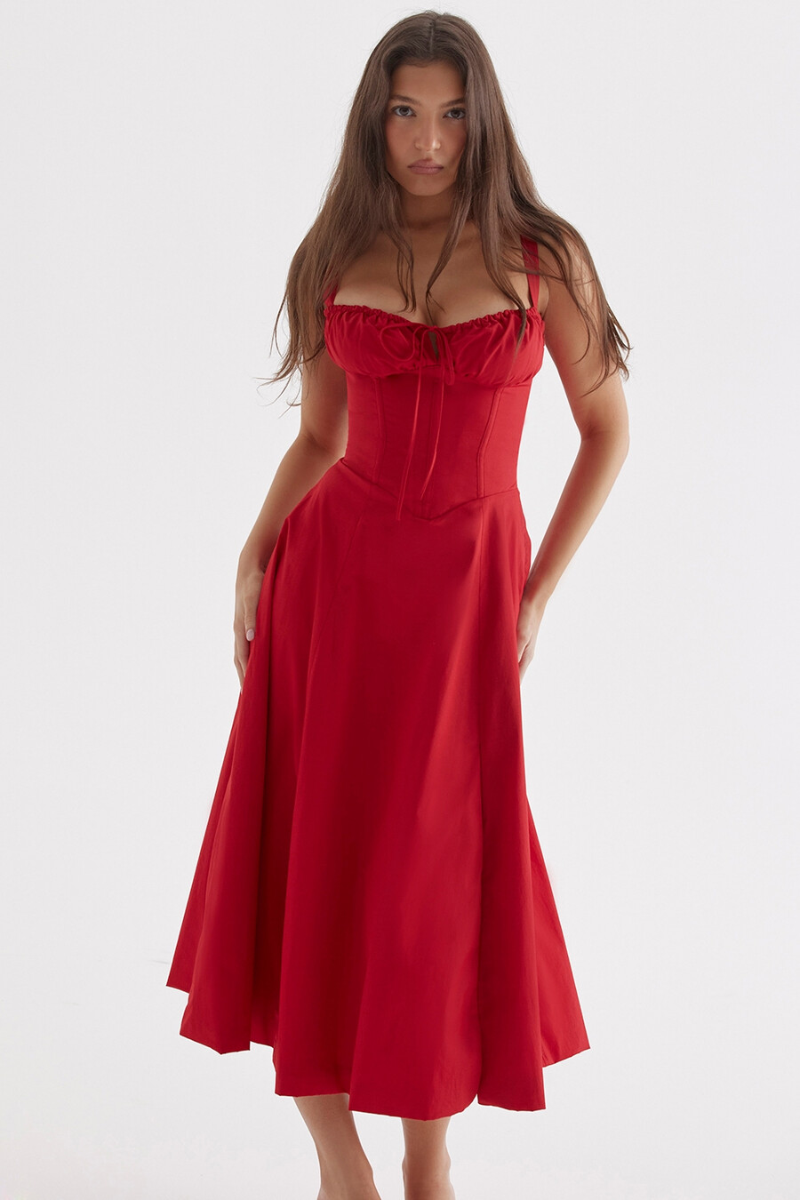 rotes rosen-bustier-sommerkleid