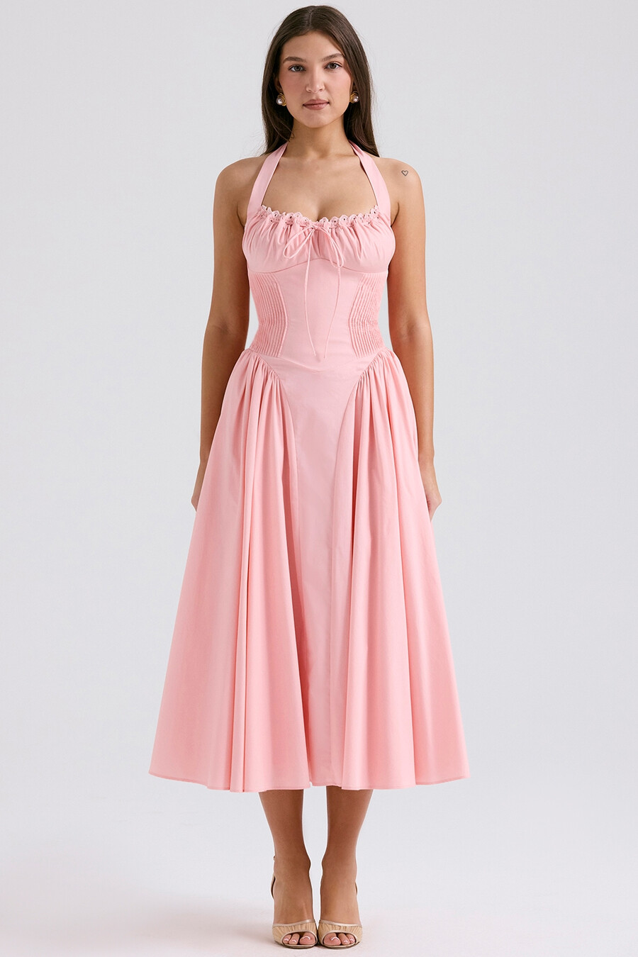 rosafarbenes baumwoll-halterkleid midi-sommerkleid