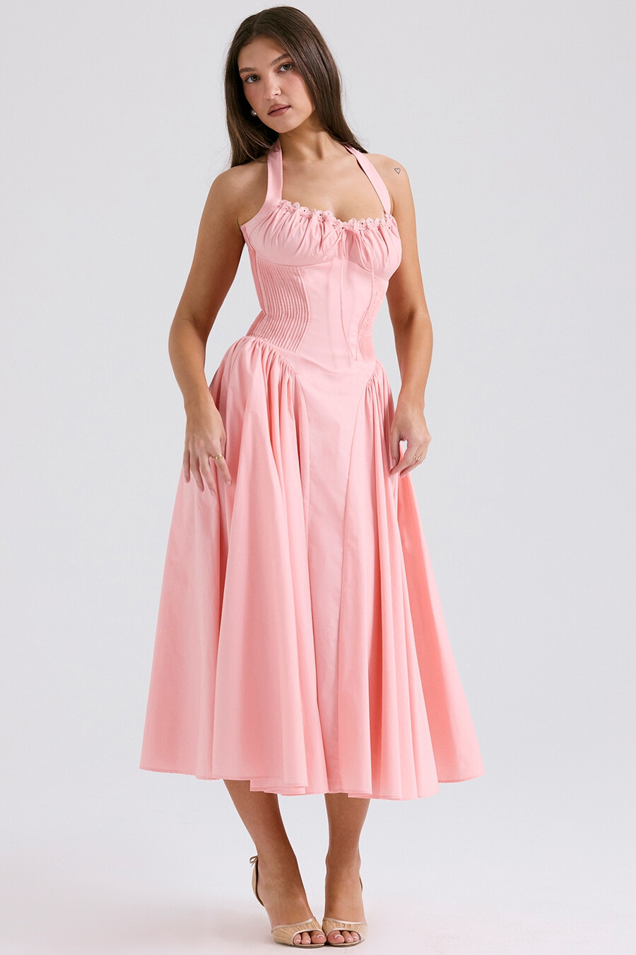 rosafarbenes baumwoll-halterkleid midi-sommerkleid