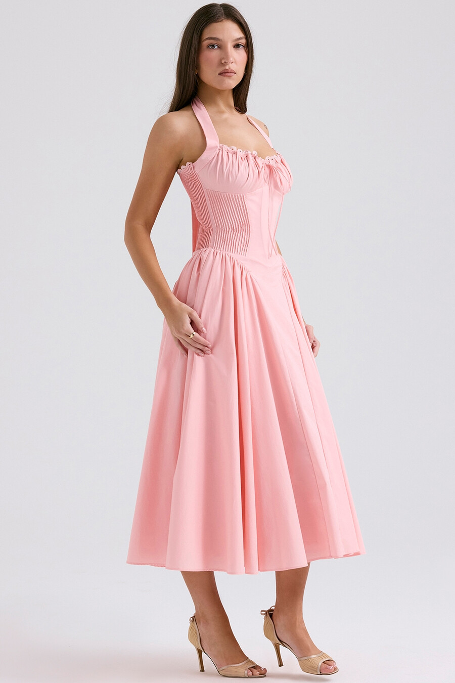 rosafarbenes baumwoll-halterkleid midi-sommerkleid