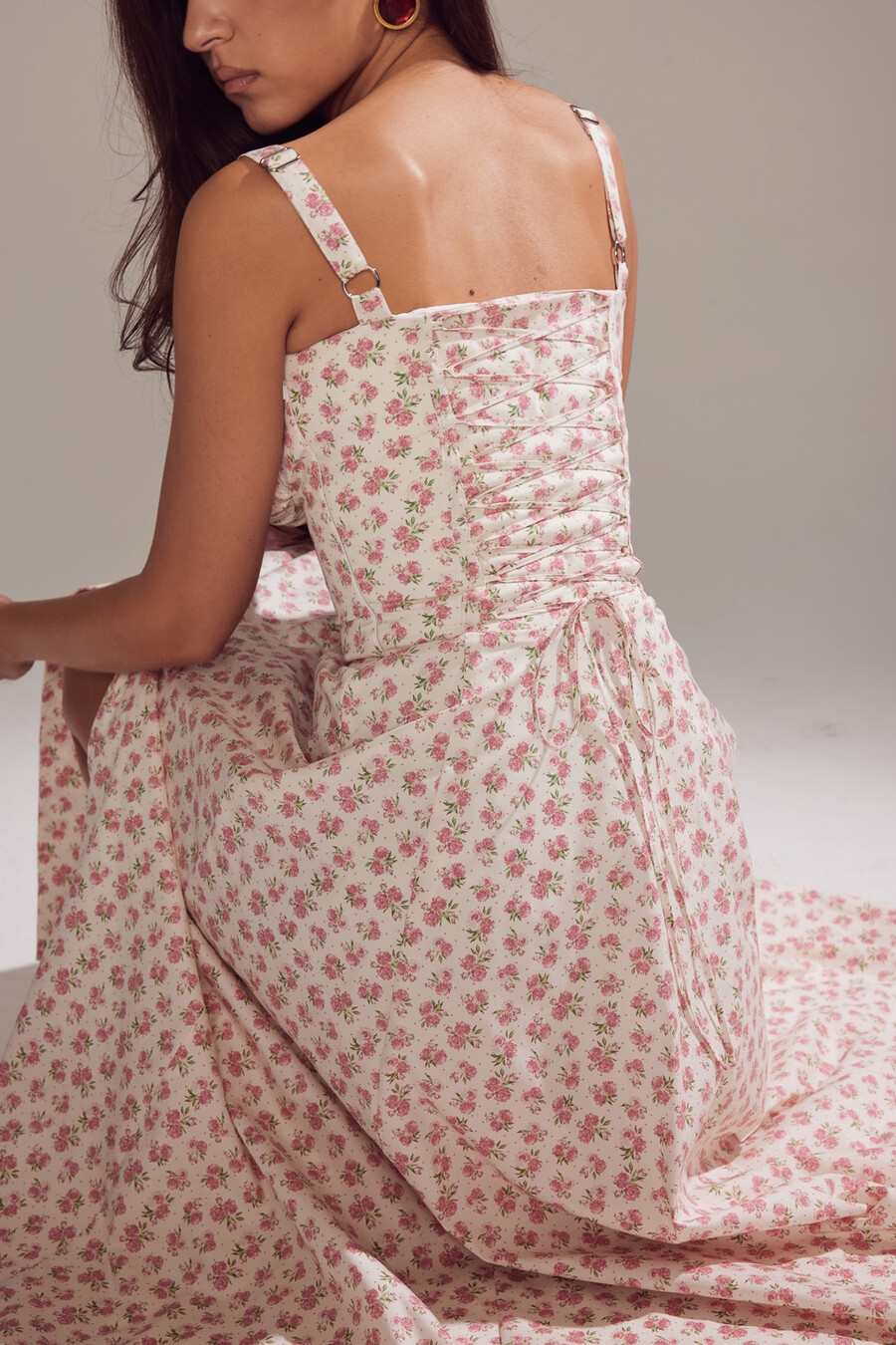 weißes baumwoll-bustierkleid mit rosenknospenmuster