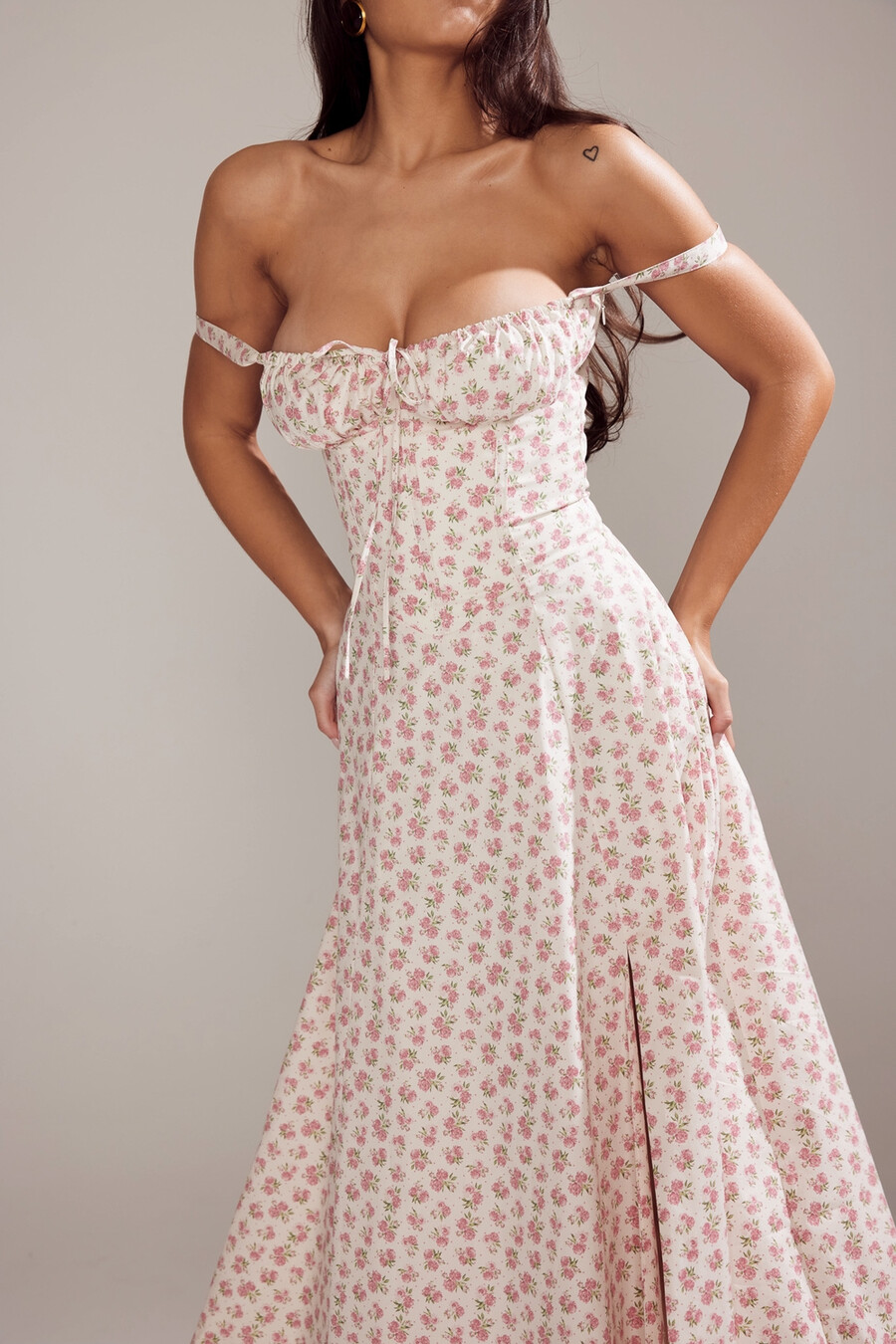 weißes baumwoll-bustierkleid mit rosenknospenmuster