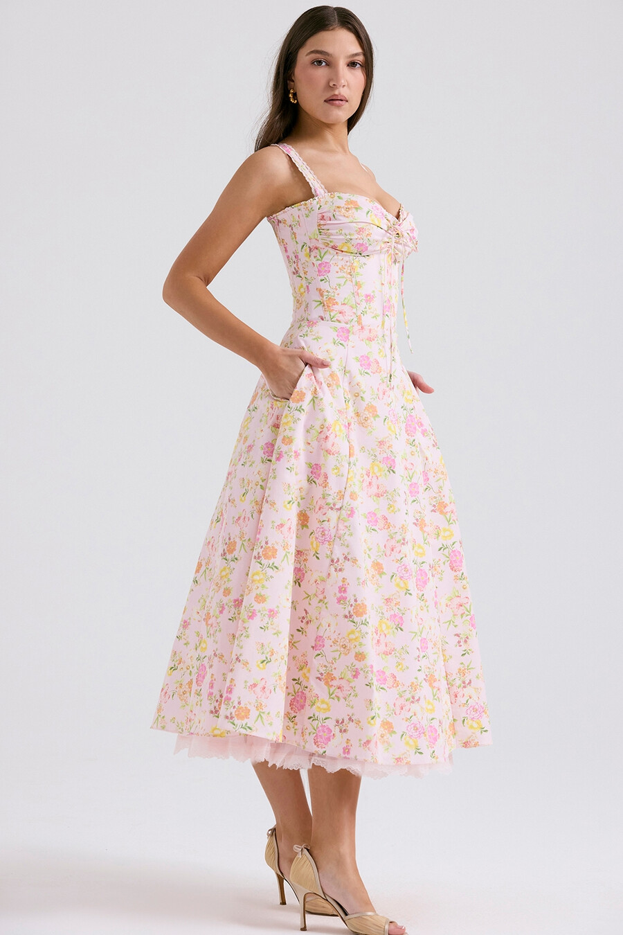 sommerkleid aus baumwolle mit rosa wiesenmuster und bustier-optik