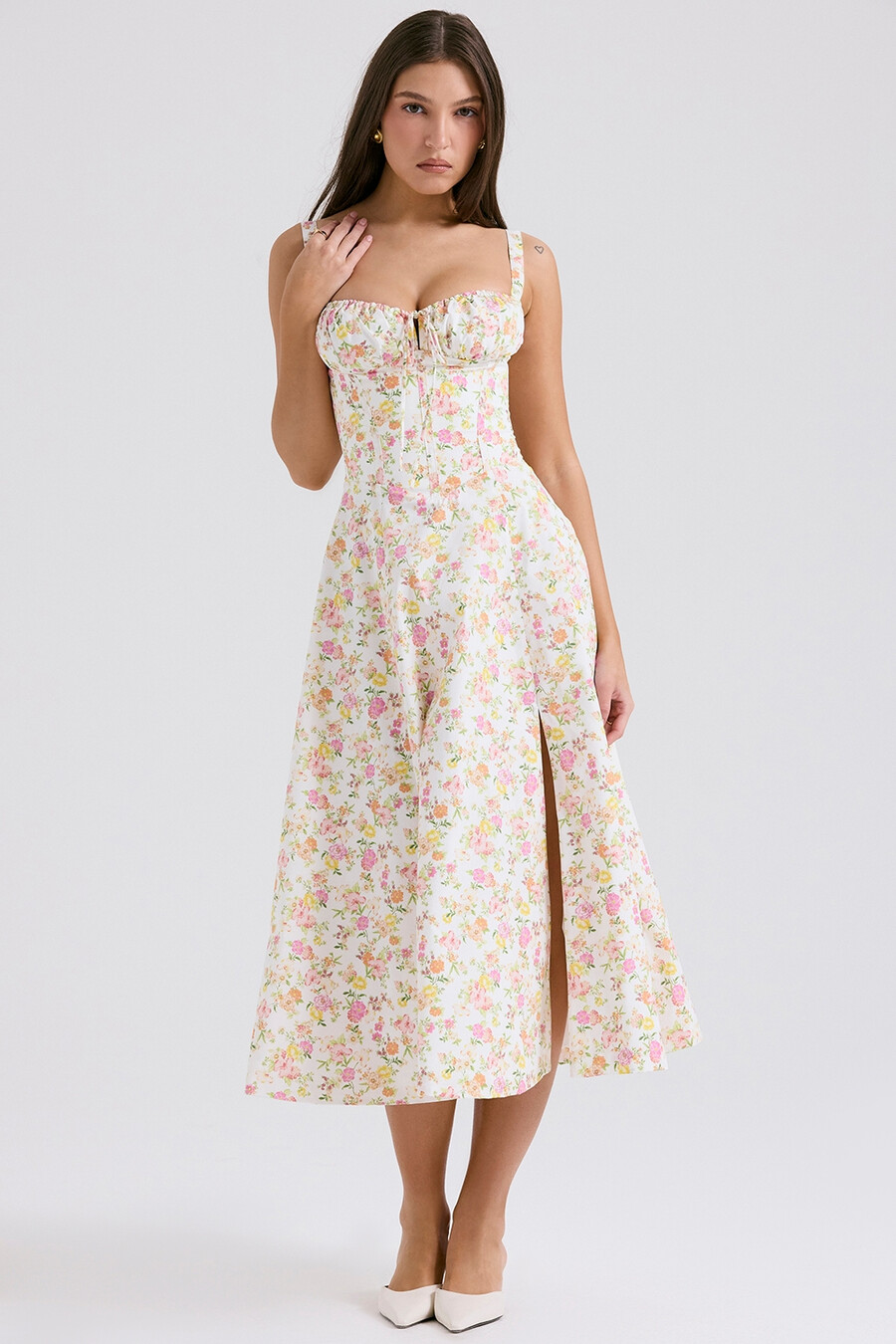 sommerkleid aus elfenbeinfarbenem baumwollbustier mit wiesenmuster