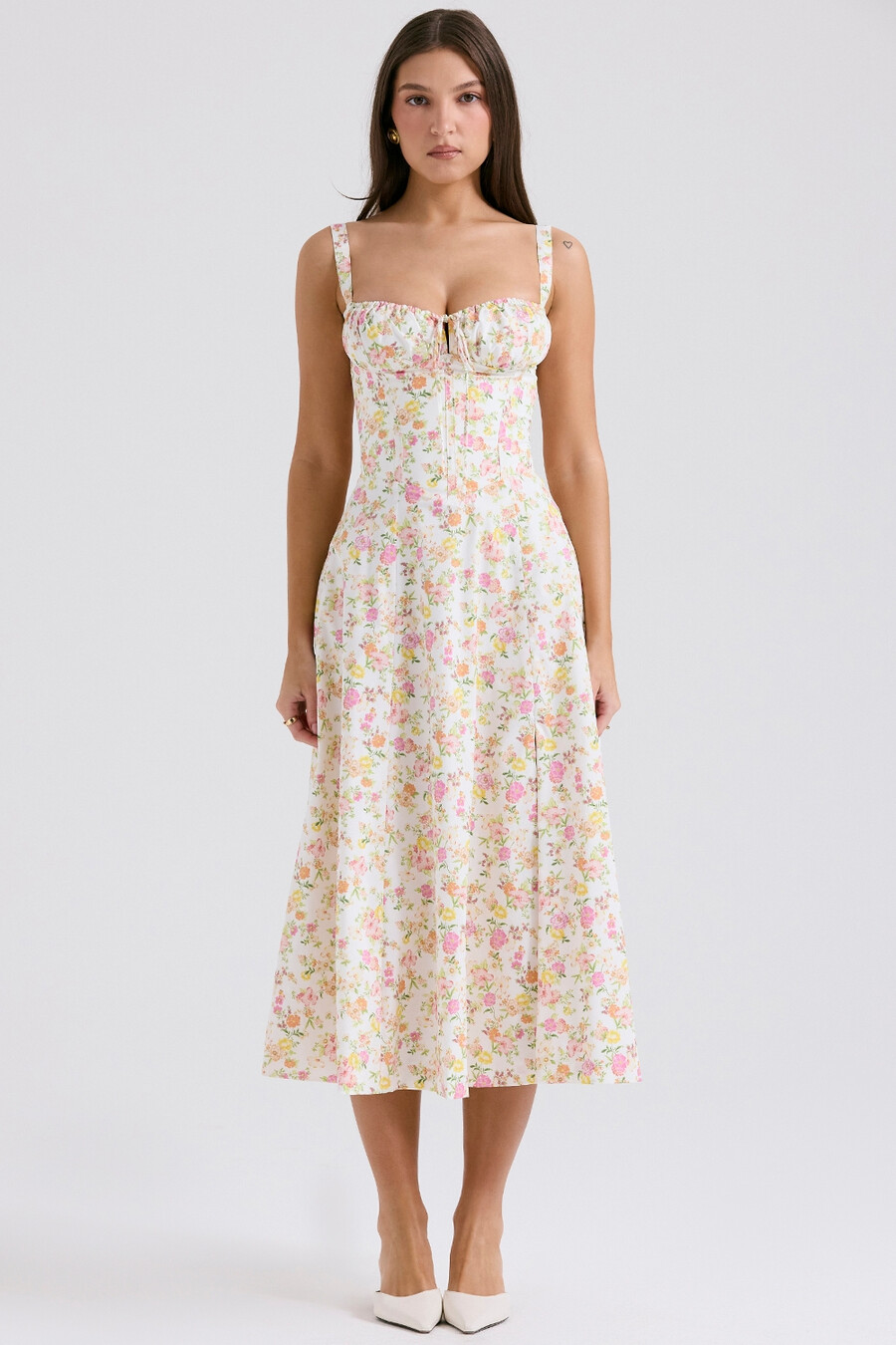 sommerkleid aus elfenbeinfarbenem baumwollbustier mit wiesenmuster