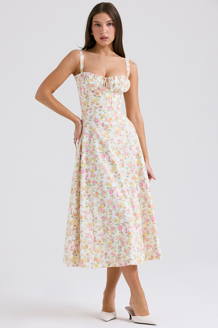 sommerkleid aus elfenbeinfarbenem baumwollbustier mit wiesenmuster