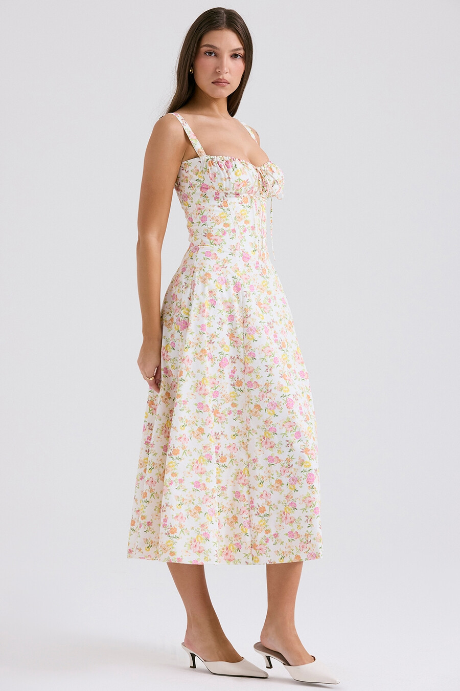 sommerkleid aus elfenbeinfarbenem baumwollbustier mit wiesenmuster