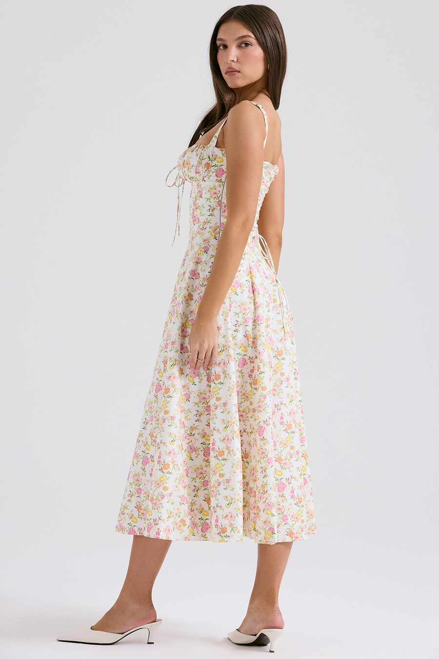 sommerkleid aus elfenbeinfarbenem baumwollbustier mit wiesenmuster