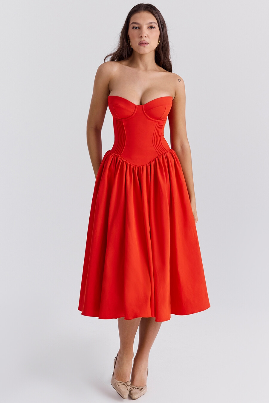 italienisches tomatenfarbenes trägerloses midi-sommerkleid