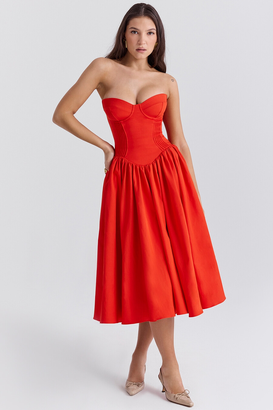 italienisches tomatenfarbenes trägerloses midi-sommerkleid