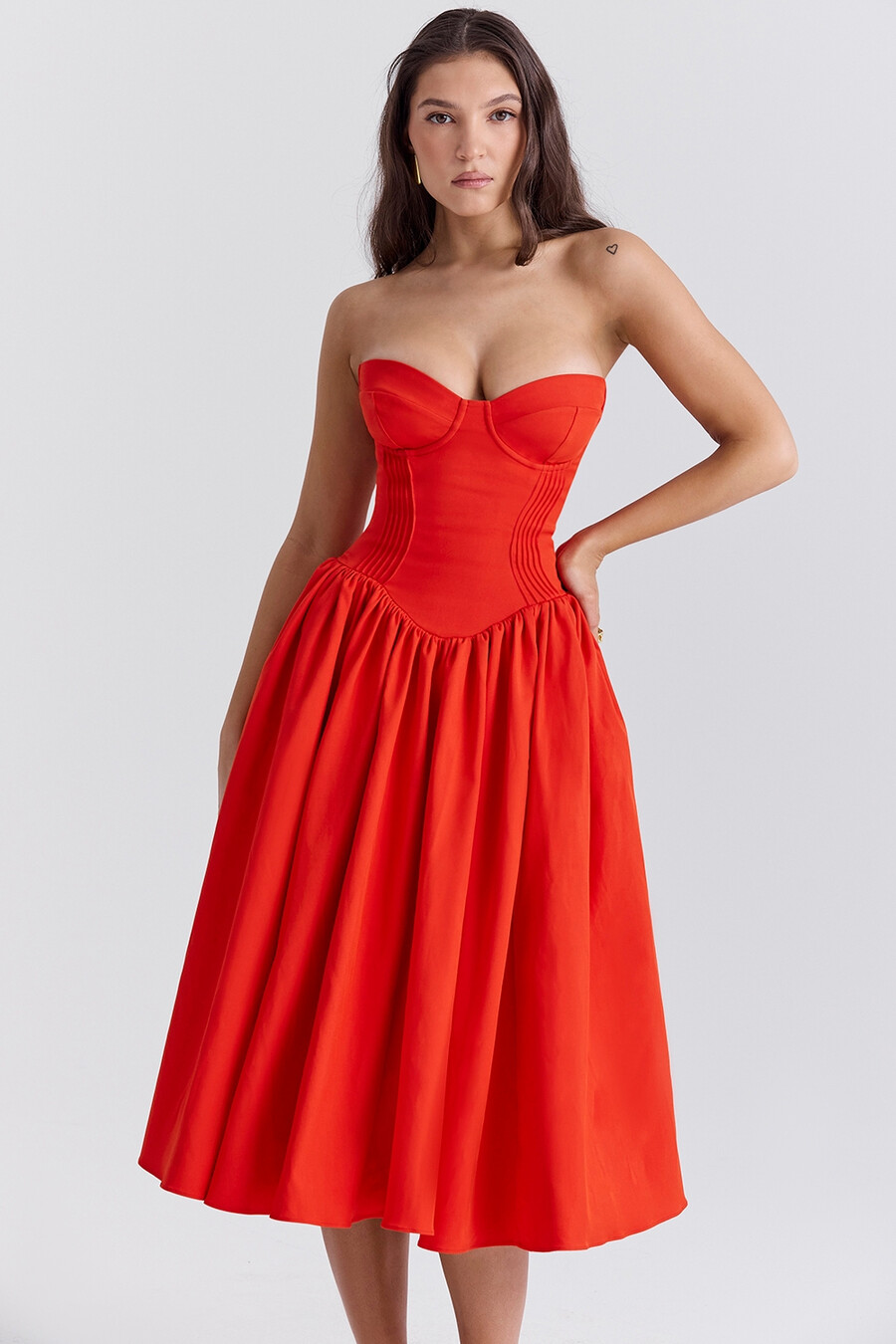 italienisches tomatenfarbenes trägerloses midi-sommerkleid