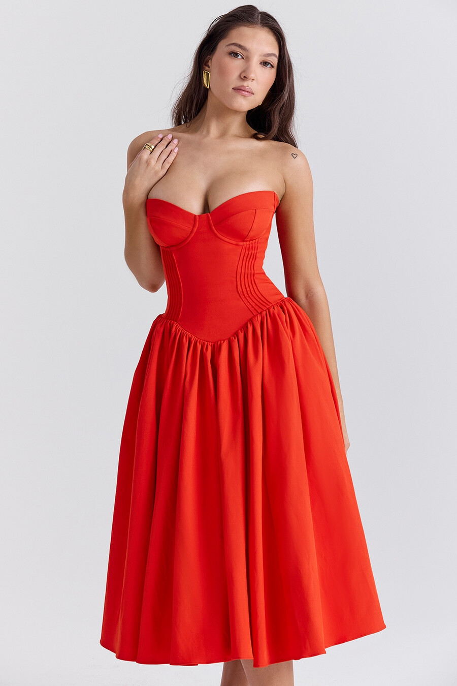 italienisches tomatenfarbenes trägerloses midi-sommerkleid