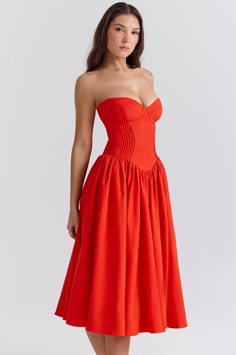 italienisches tomatenfarbenes trägerloses midi-sommerkleid