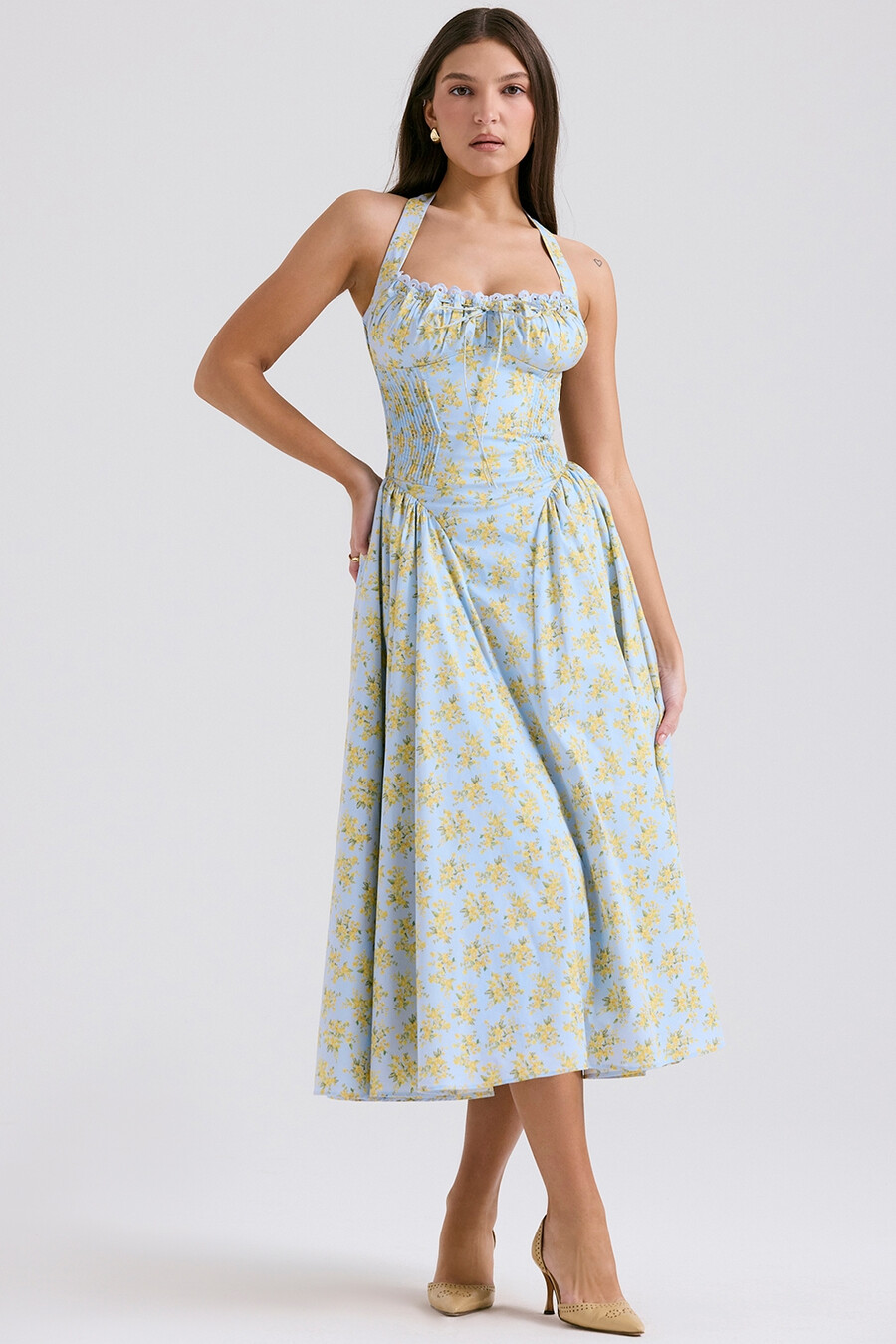 hellblaues ärmelloses baumwollkleid mit vintage-blumenmuster und neckholder