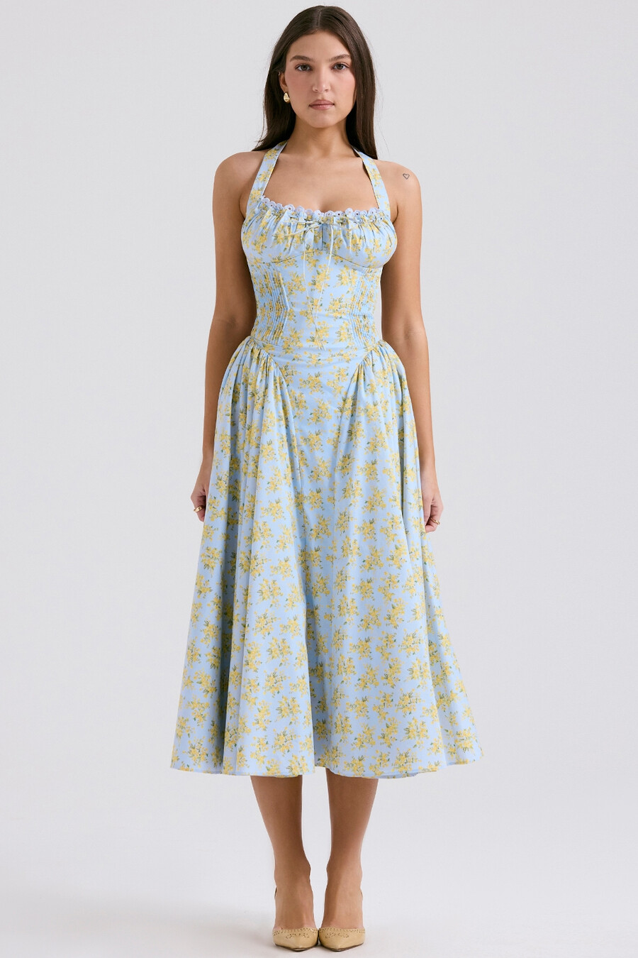 hellblaues ärmelloses baumwollkleid mit vintage-blumenmuster und neckholder