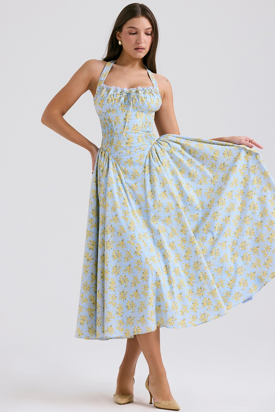 hellblaues ärmelloses baumwollkleid mit vintage-blumenmuster und neckholder