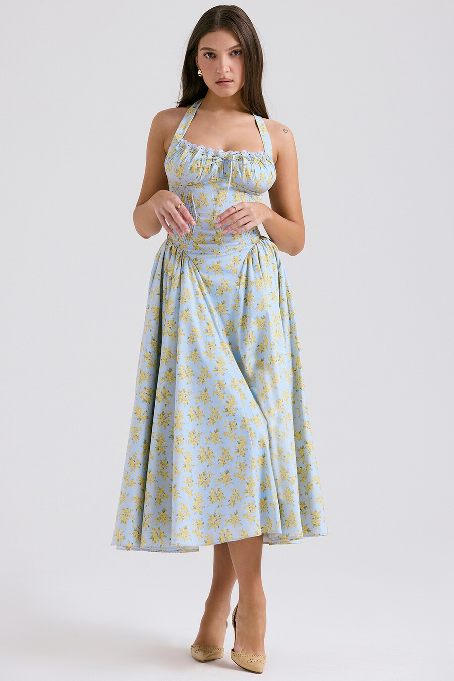 hellblaues ärmelloses baumwollkleid mit vintage-blumenmuster und neckholder