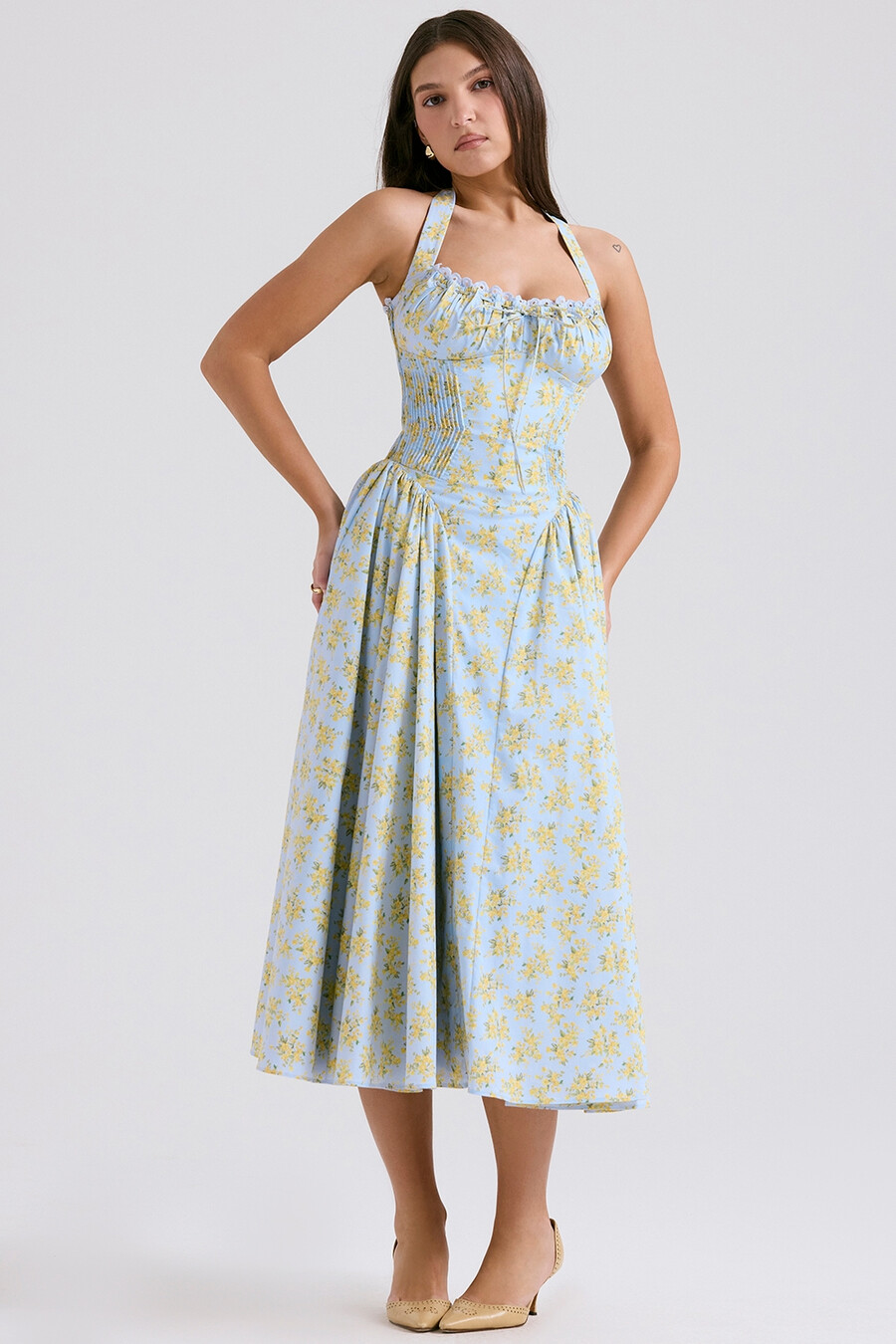 hellblaues ärmelloses baumwollkleid mit vintage-blumenmuster und neckholder