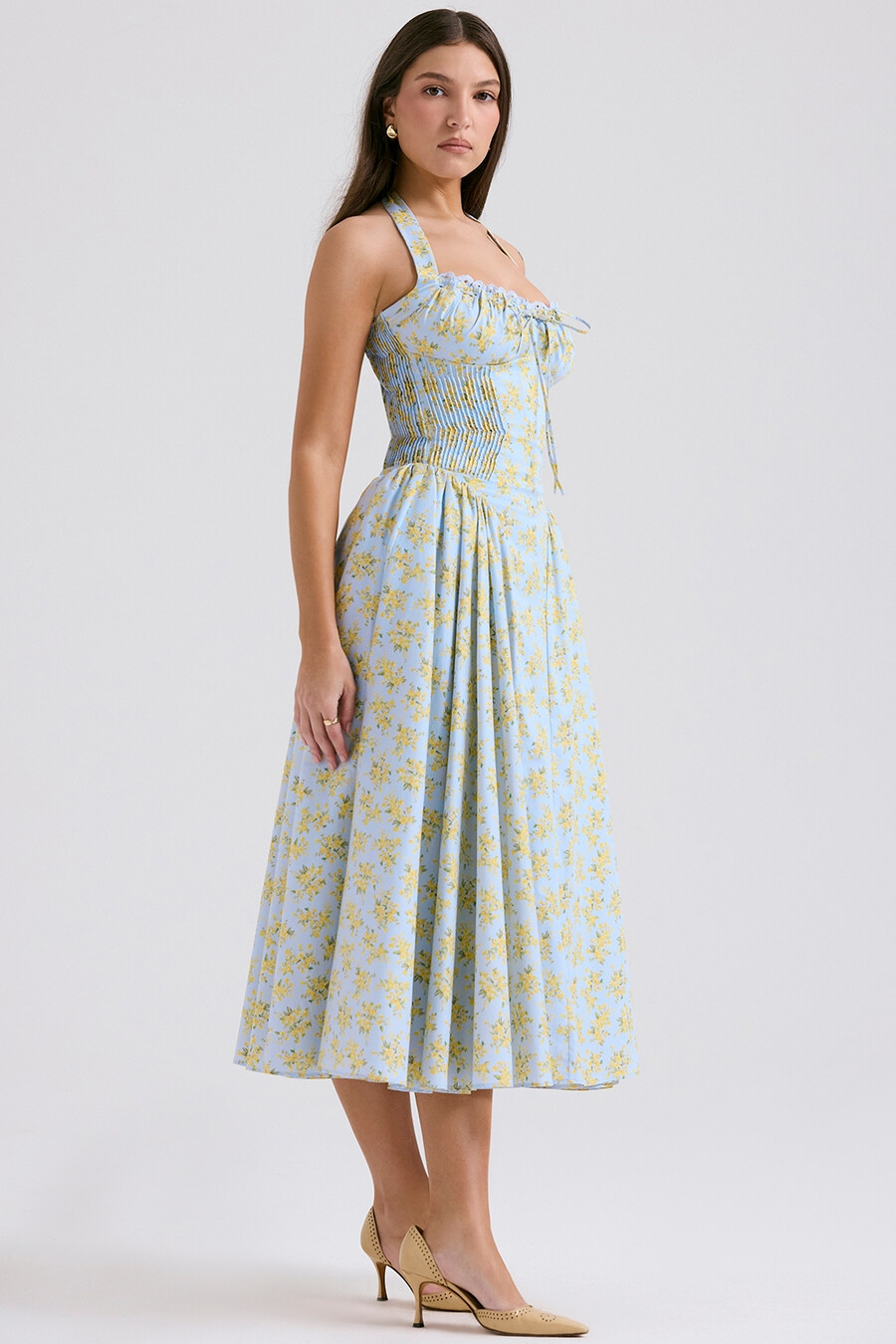 hellblaues ärmelloses baumwollkleid mit vintage-blumenmuster und neckholder