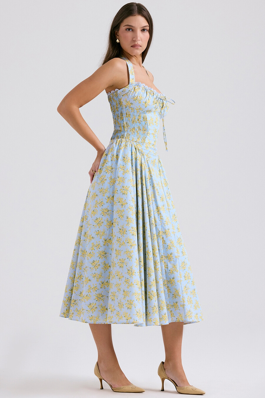 hellblaues ärmelloses baumwollkleid mit vintage-blumenmuster und neckholder