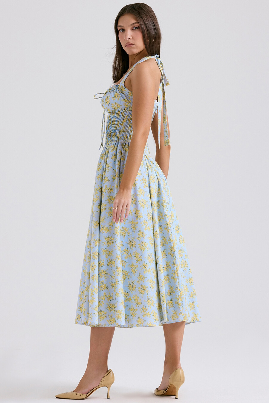 hellblaues ärmelloses baumwollkleid mit vintage-blumenmuster und neckholder