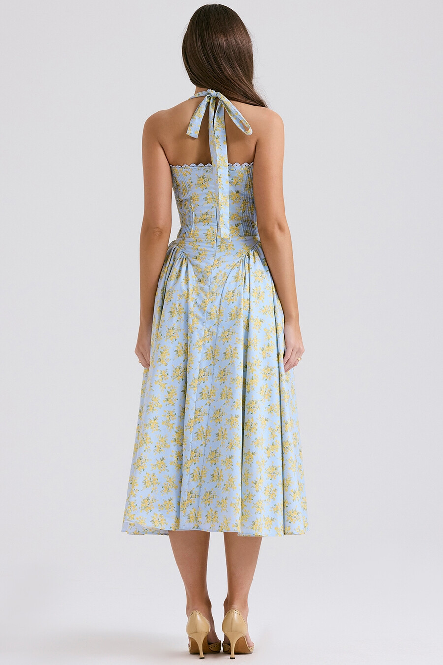 hellblaues ärmelloses baumwollkleid mit vintage-blumenmuster und neckholder
