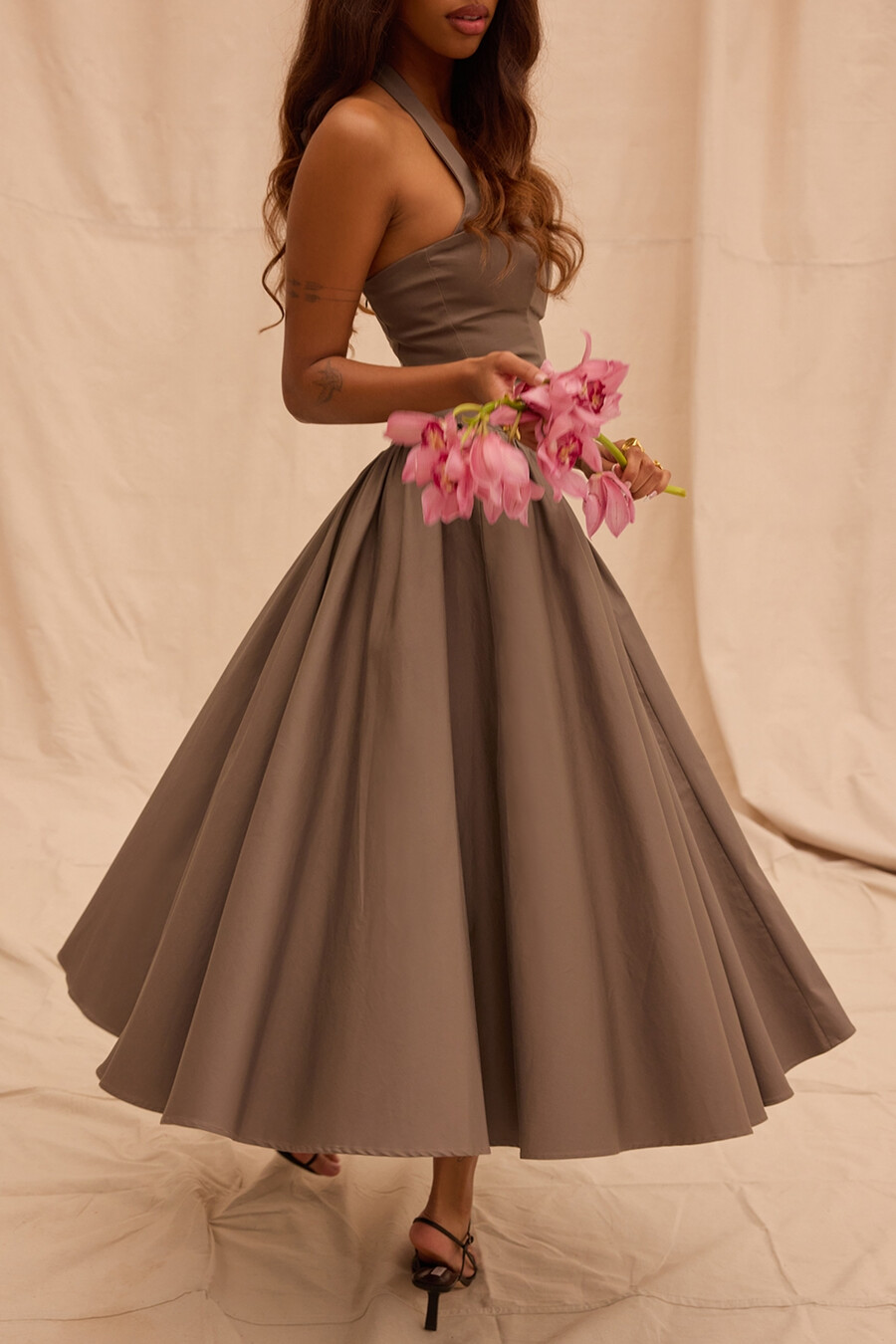 rauchfarbenes halter-midikleid