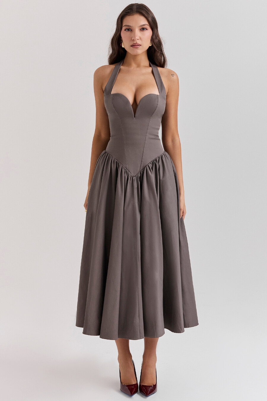 rauchfarbenes halter-midikleid