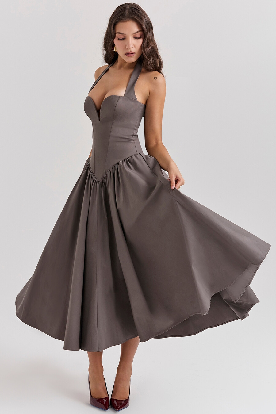rauchfarbenes halter-midikleid