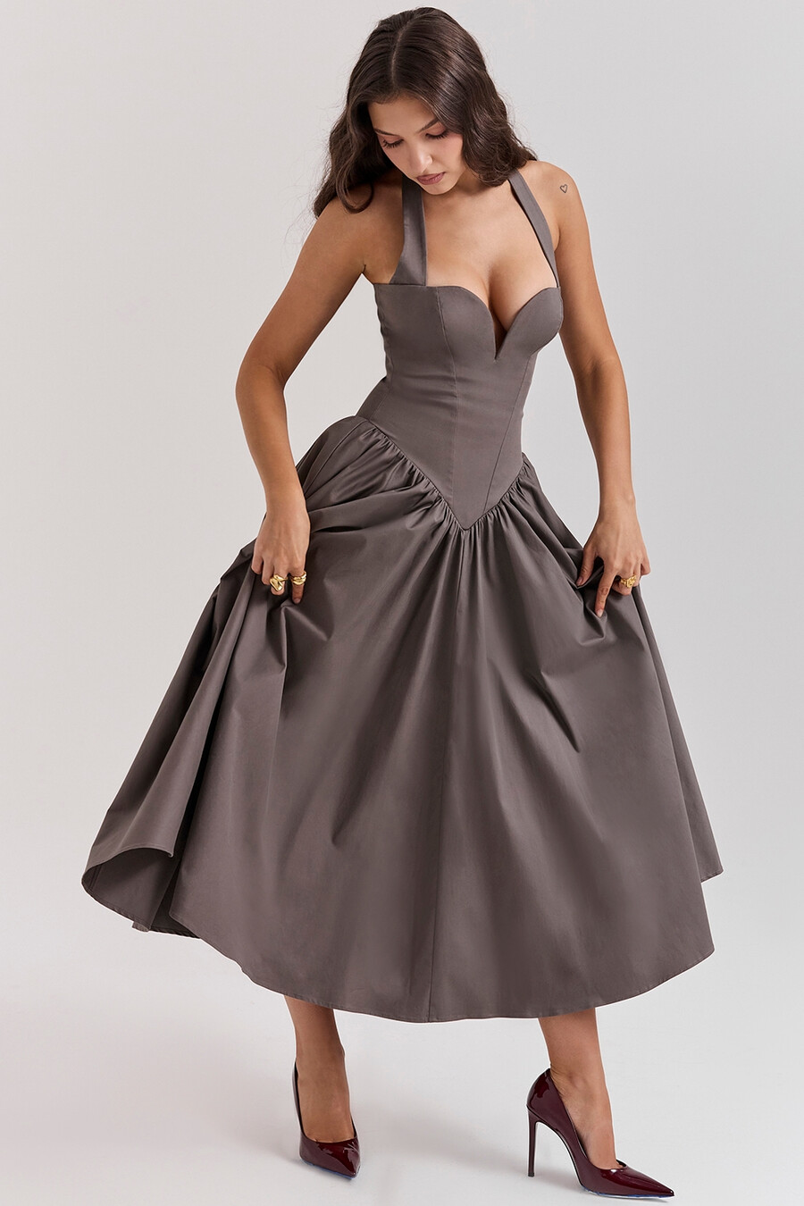rauchfarbenes halter-midikleid