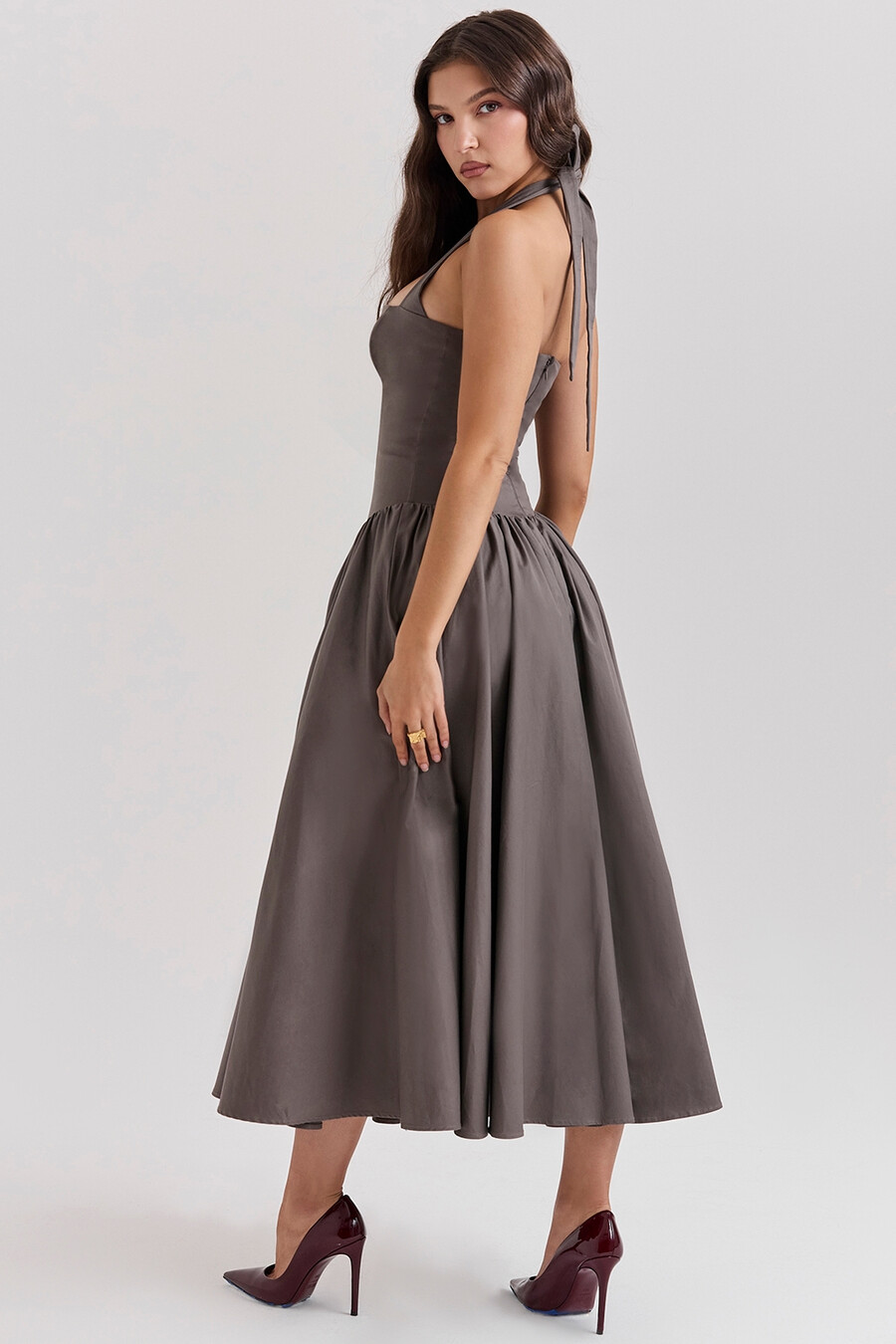 rauchfarbenes halter-midikleid