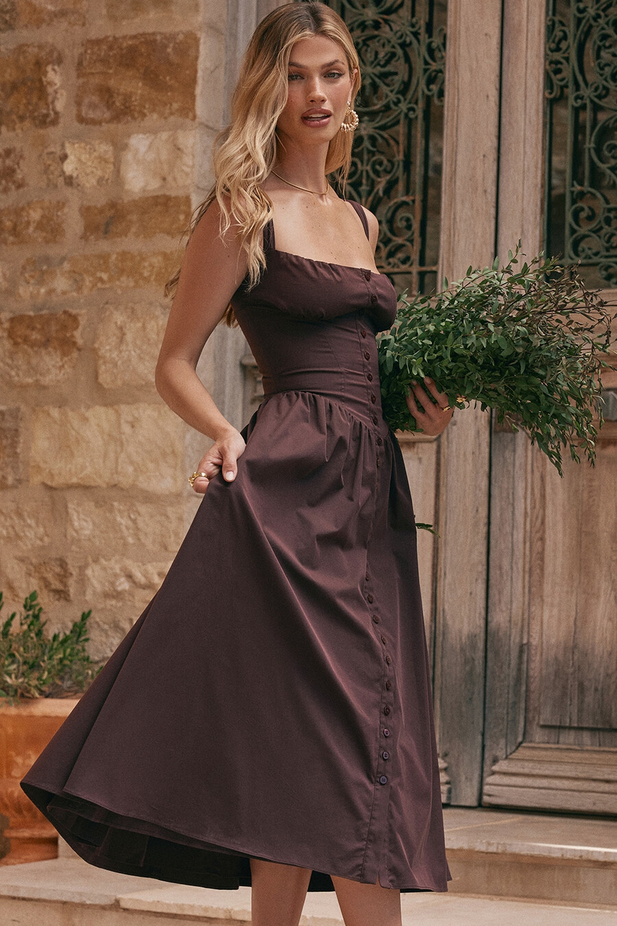 dunkelbraunes midi-sommerkleid