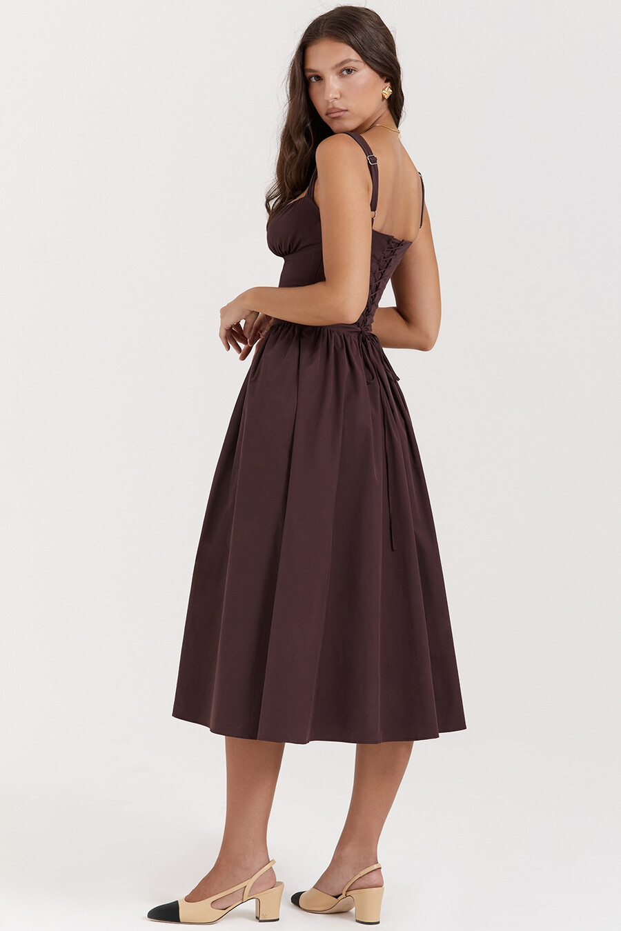 dunkelbraunes midi-sommerkleid