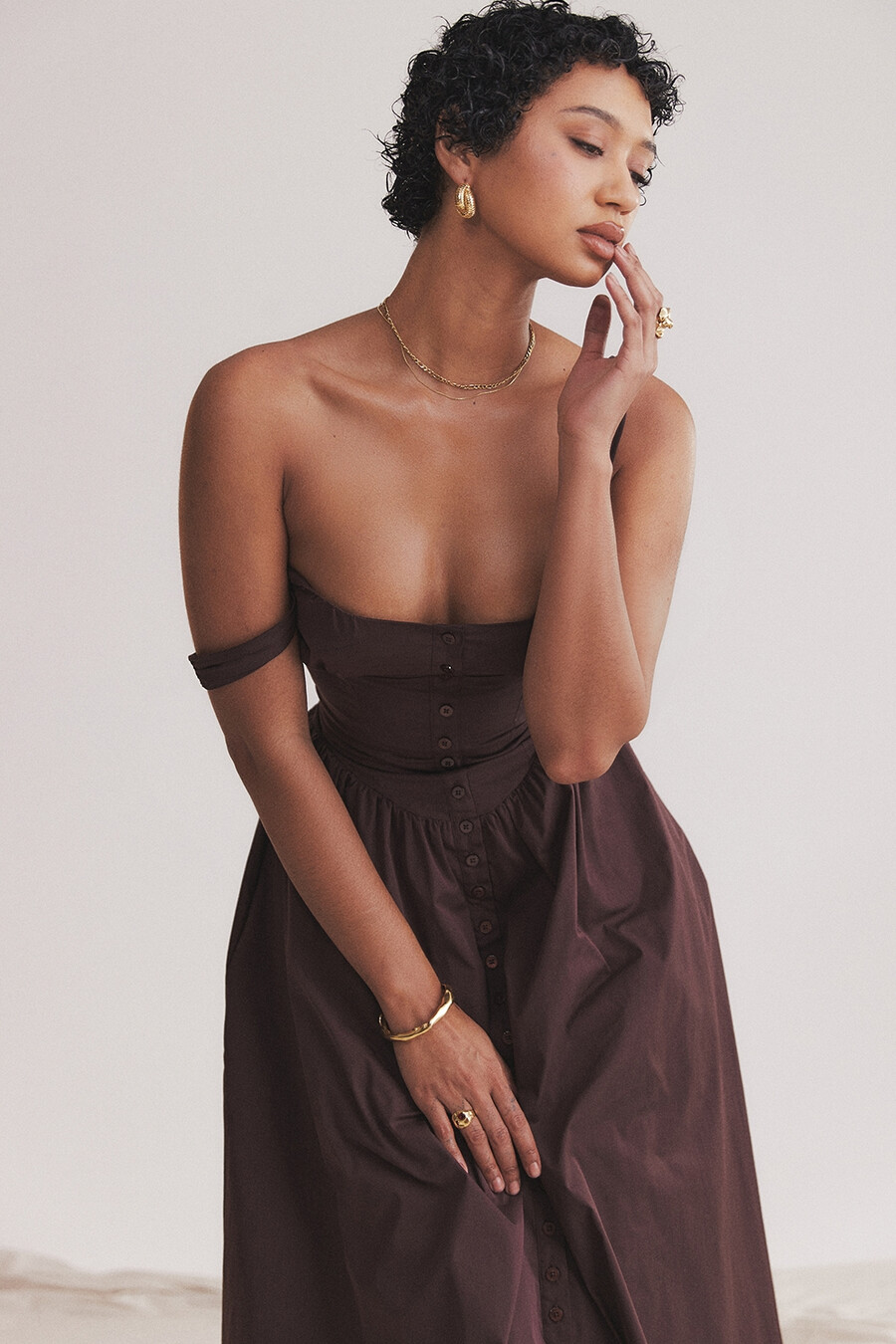 dunkelbraunes midi-sommerkleid