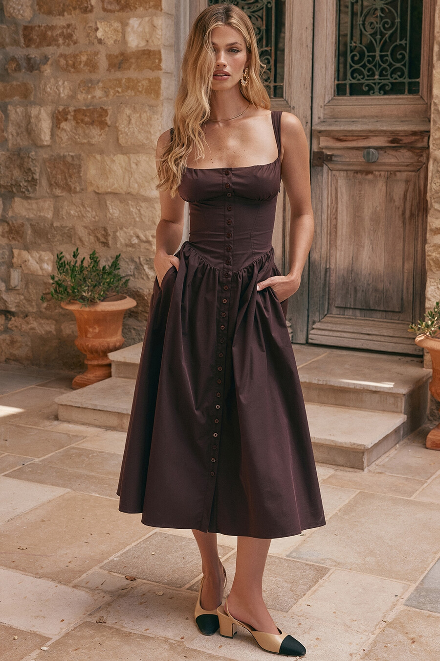 dunkelbraunes midi-sommerkleid