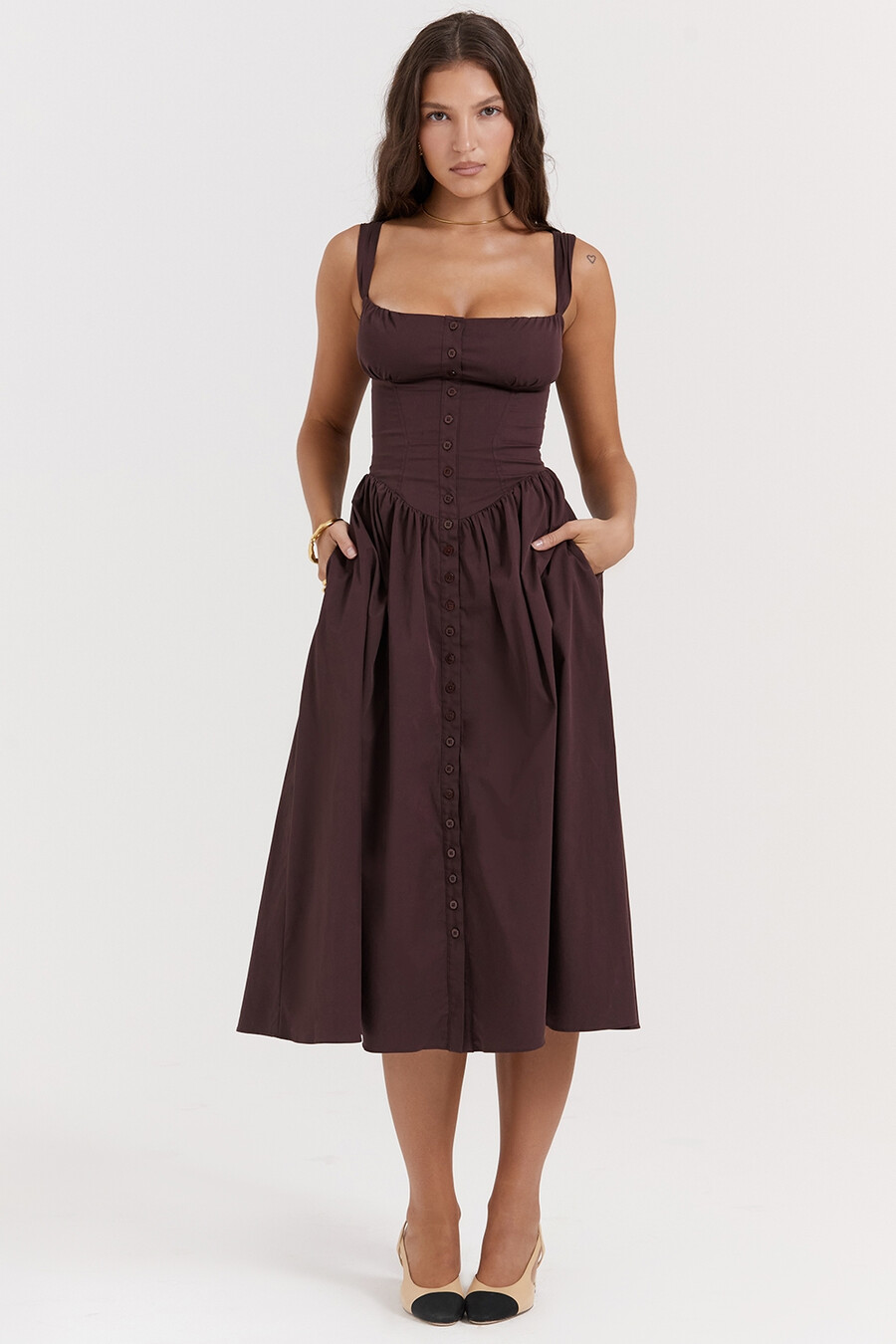 dunkelbraunes midi-sommerkleid