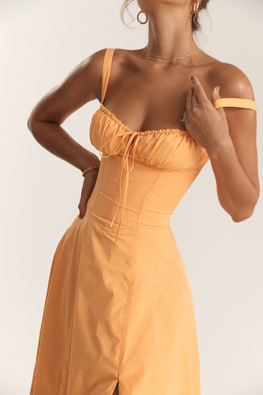 mandarinenfarbenes bustier-sommerkleid
