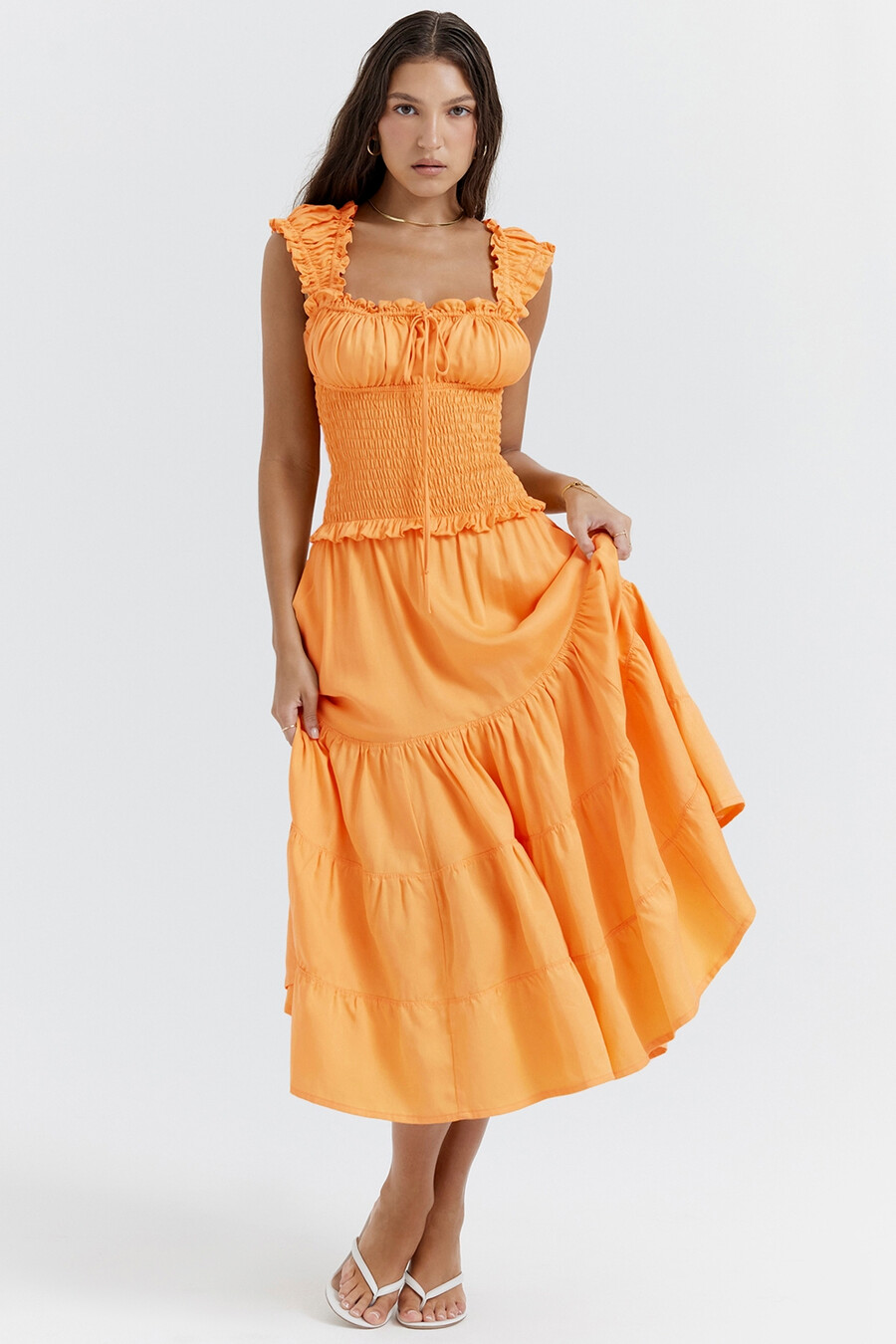 mandarinenfarbenes gerafftes sommerkleid