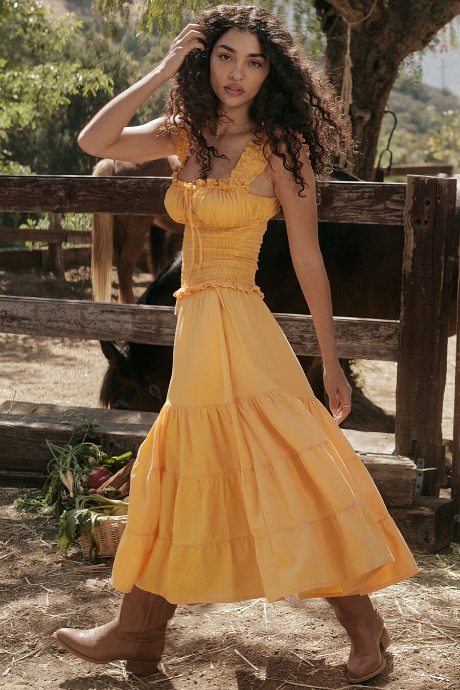 mandarinenfarbenes gerafftes sommerkleid