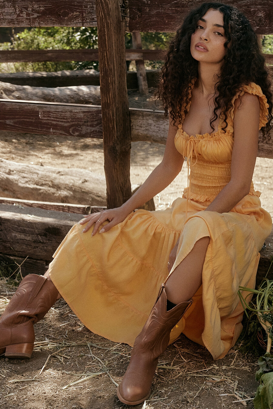 mandarinenfarbenes gerafftes sommerkleid