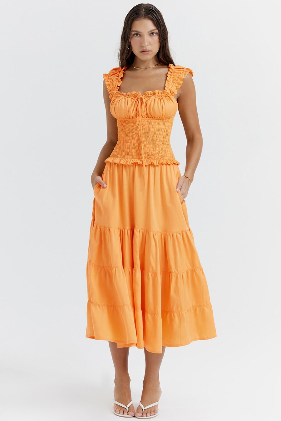 mandarinenfarbenes gerafftes sommerkleid