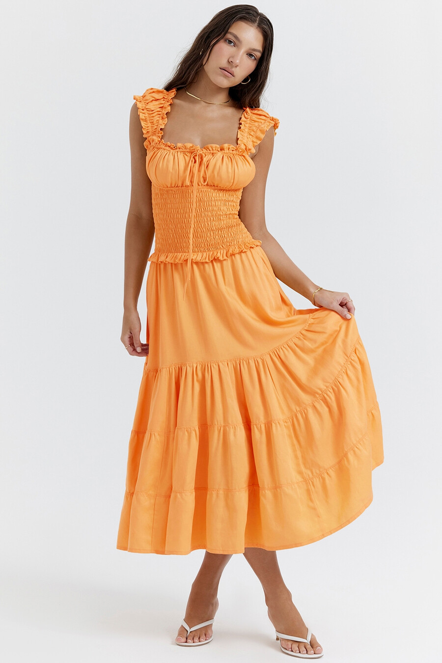 mandarinenfarbenes gerafftes sommerkleid