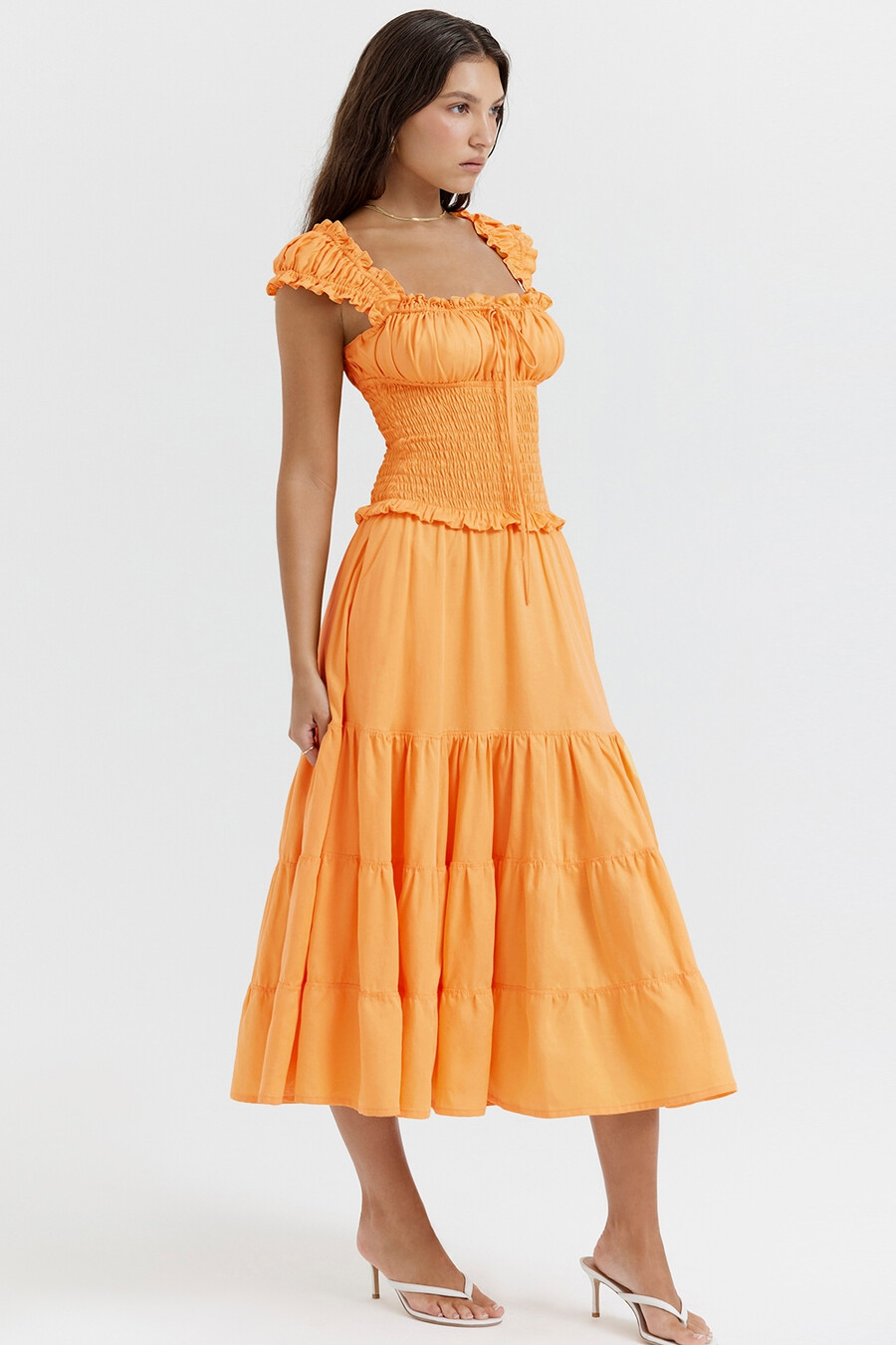 mandarinenfarbenes gerafftes sommerkleid