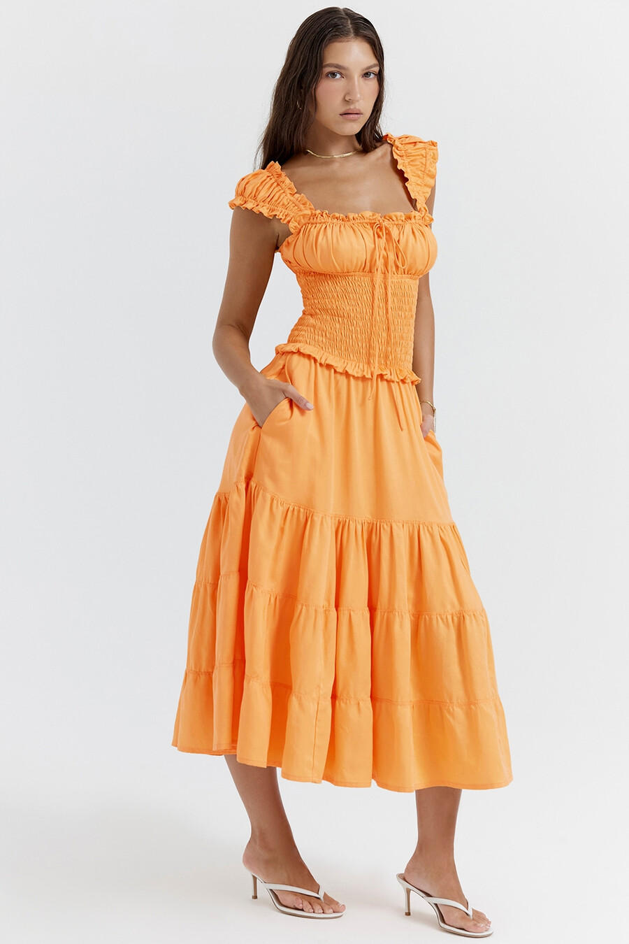 mandarinenfarbenes gerafftes sommerkleid