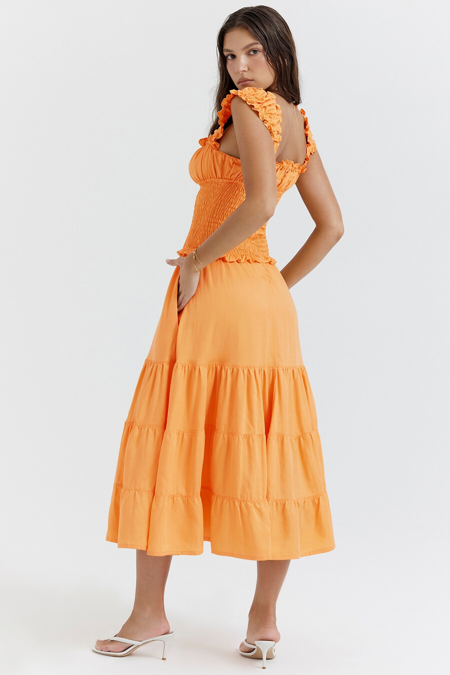 mandarinenfarbenes gerafftes sommerkleid