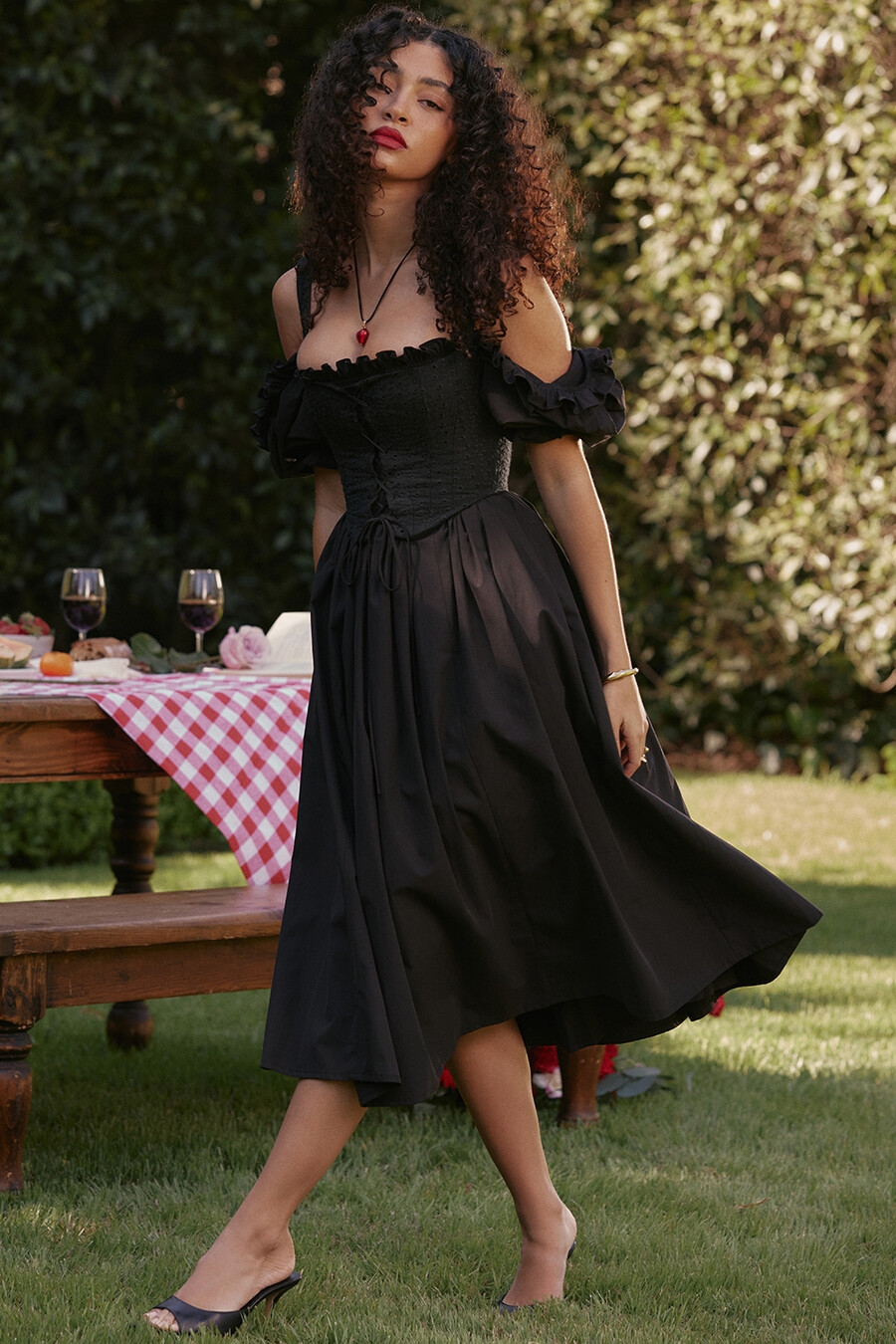 schwarzes midi-sommerkleid mit puffärmeln
